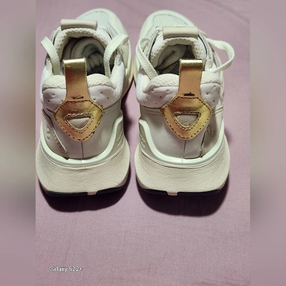 ECCO BIOM 2.2 TRAINERS GOLD. Size 7 - 7.5